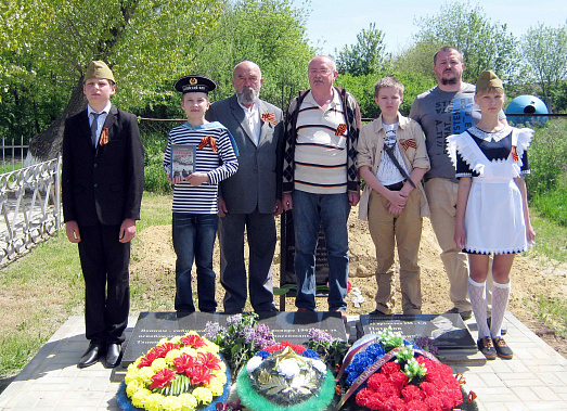 Родные Геннадия Куклина у братской могилы, где похоронены воины-сибиряки.