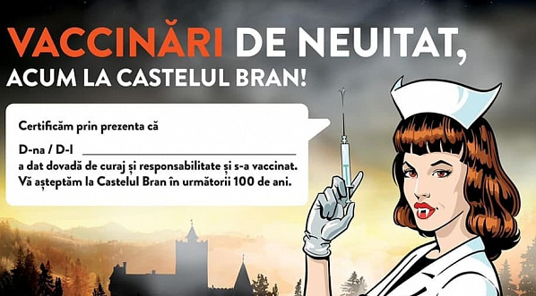 Плакат, приглашающий на бесплатную вакцинацию в румынский замок Бран, известный как «замок Дракулы»: «укус» прививочным уколом можно совместить с экскурсией.