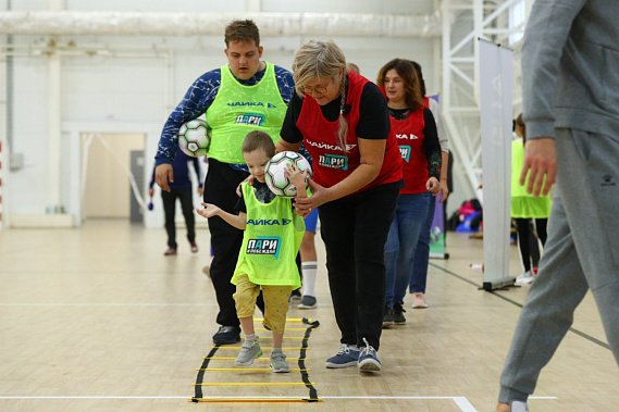 ФК «Чайка» и фонд «Пари и побеждай» запустили в донской столице тренировки по адаптивному футболу, доступные для всех желающих