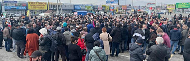 Торговцы с закрытых под Ростовом рынков требуют их сохранения