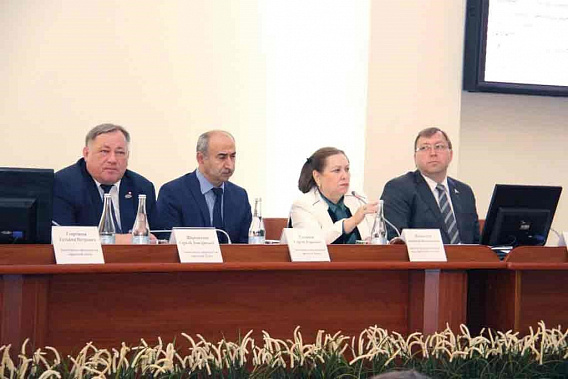 - Нам удалось ценой немалых усилий сохранить поликлиническое звено городской системы здравоохранения. Городская дума при-дает этому вопросу большое значение, - отметила председатель городской думы Зинаида Неярохина. - Поэтому важно, чтобы управление здрав - Нам удалось ценой немалых усилий сохранить поликлиническое звено городской системы здравоохранения. Городская дума при-дает этому вопросу большое значение, - отметила председатель городской думы Зинаида Неярохина. - Поэтому важно, чтобы управление здрав