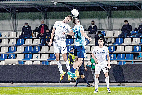 Борьбу за мяч с игроком волжан ведет Игорь ЛЕОНТЬЕВ (№ 52).