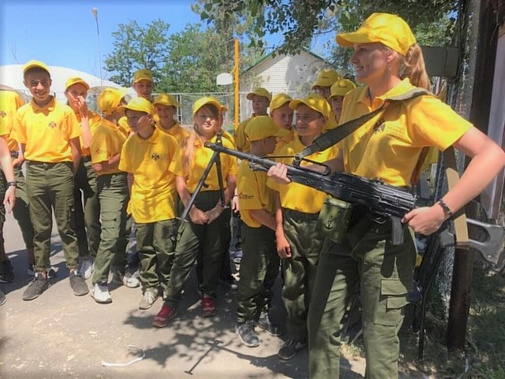В лагере на Азовском взморье учат военной истории, верховой езде и самообороне
