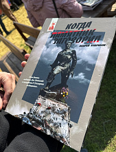 Участникам Тотального диктанта Андрей Кудряков презентовал свою новую книгу «Когда памятник заговорил»