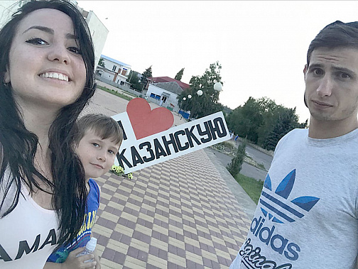 Сергей и его младший брат Саша в Казанке родились и выросли. На фото они в первый раз проводят экскурсию по любимой станице для Дианы.