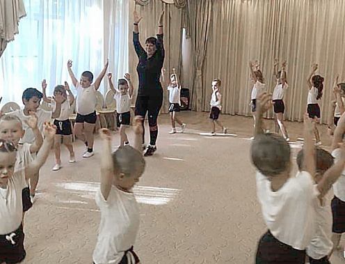 На занятиях Любови САРКИСЬЯН может быть очень весело, а может быть тихо. Способов нацелить детей на достижение результатов и мягко успокоить, когда нужно, у нее хватает.