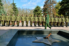 10 04 2025 Десятки молодых дончан направлены к местам несения службы