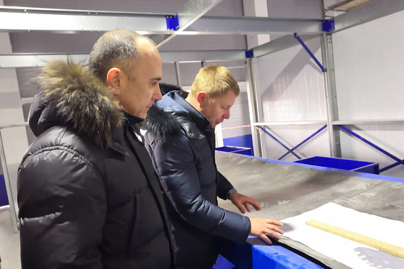 Замгубернатора И. Сорокин (слева) во время пуска Волгодонского МЭОК