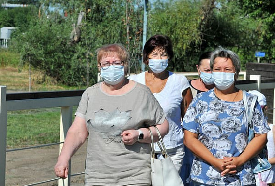 В Ростовской области снижается число заболевших COVID-19 пенсионеров и школьников