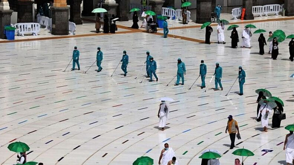 В Саудовской Аравии готовятся к началу хаджа: совершить ритуал смогут лишь 60 тысяч местных жителей, сделавших обе прививки от коронавируса.