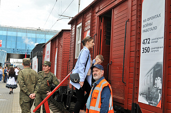 05 05 2025 Жители и гости Ростова-на-Дону встретили ретропоезд «Победа»