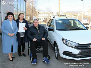 Граждане, пострадавшие на производстве, получили ключи от новых Lada Granta