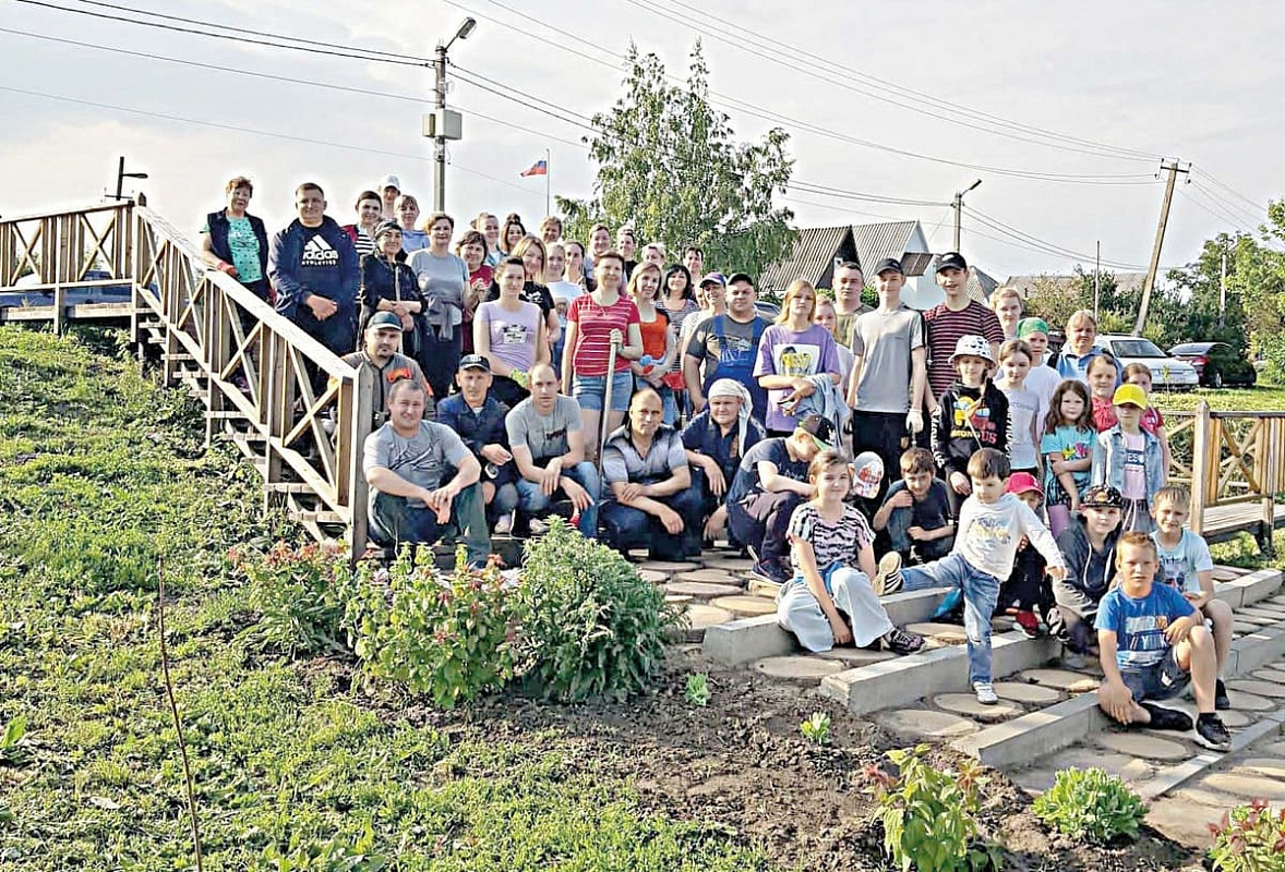 Все участники субботника на «Аптекарском огороде» традиционно делают общую фотографию – ведь день был проведен с пользой для родного поселка.