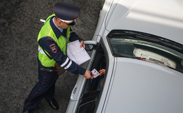 Автотранспорт на въезде в Ростов проходит полицейский досмотр