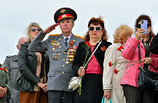 08 05 2025 Сотни ростовчан возложили цветы к Вечному огню на Театральной площади 