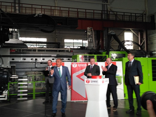 Президент Татарстана Р. Минниханов выступает на церемонии пуска азовского завода компании 