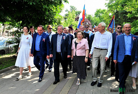 С Днем России, товарищи!