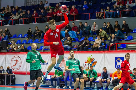 В атаке Михаил Гредасов.