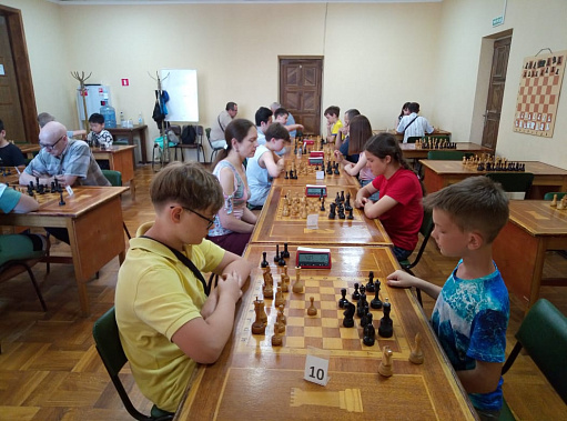 Клуб «Слонёнок» и «Наше время» организовали праздничный блиц