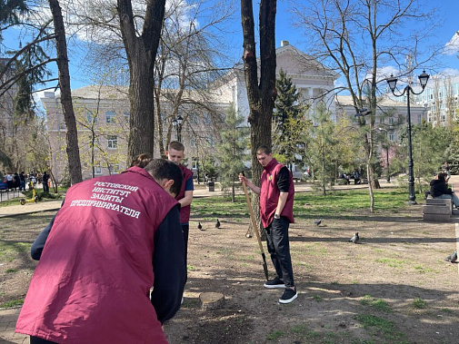 Сегодня в Ростовском институте защиты предпринимателя провели  день древонасаждения