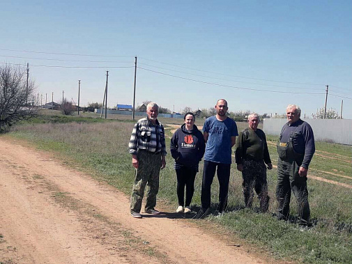 Депутат Малолученского сельского поселения Павел ЕРЕМЕНКО (крайний слева) воюет не просто за 40 гектаров пастбищ – за выживание хутора. С ним плечом к плечу хуторяне – Юлия КОТОВА, Николай КАЛЮЖНЫЙ, Геннадий ОВСЯННИКОВ, Александр ПОЖИДАЕВ и Василий КРУГЛИ