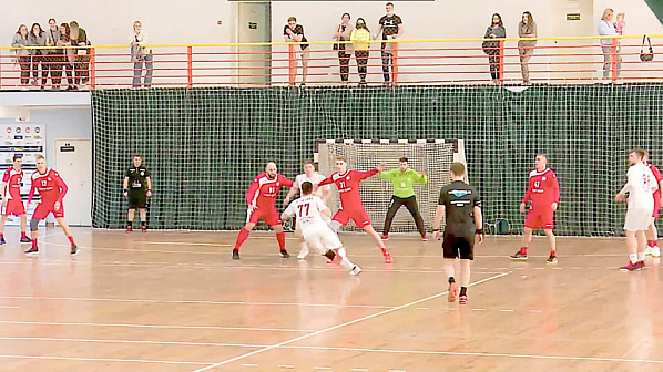 Большую часть матча таганрогские гандболисты (красная форма) провели в обороне. Фото с сайта «Донские казаки – ЮФУ»