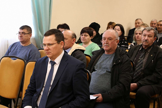 С. Смирнов (на переднем плане) на заседании Собрания депутатов Кашарского района. Источник фото:  kasharynews.ru
