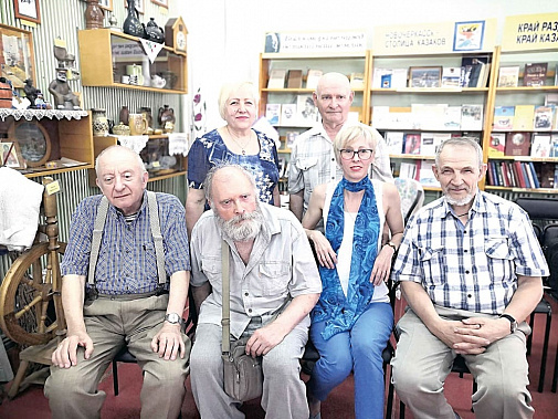 Юмористы на встрече с корреспондентом «НВ» в клубе (слева направо – Валерий Павлович КАЩЕНКО, Георгий Петрович БОНДАРЕВ, Любовь Викторовна ПОЗДНЯКОВА, Виктор Семенович БЕССАРАБОВ, завбиблиотекой Виктория Ильинична КОЛЕСНИКОВА, Николай Петрович КРАСНИКОВ