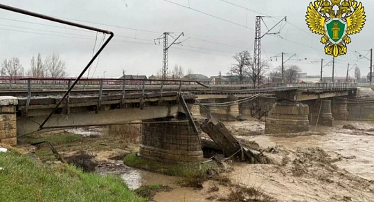 Обрушился железнодорожный мост