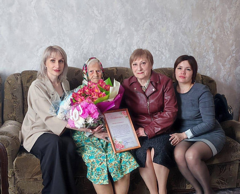 Жительницу Багаевского района Нину Луговую с вековым юбилеем поздравили Владимир Путин и Юрий Слюсарь
