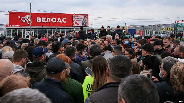 Закрытие Аксайских рынков получило мощный резонанс в обществе. Связанное с этим уголовное дело оказалось на видном месте в череде криминальных скандалов, время от времени вспыхивающих на Дону. Закрытие Аксайских рынков получило мощный резонанс в обществе. Связанное с этим уголовное дело оказалось на видном месте в череде криминальных скандалов, время от времени вспыхивающих на Дону.