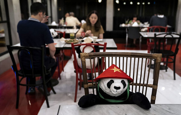 В открывшихся ресторанах Бангкока соблюдать дистанцию между клиентами помогают плюшевые панды