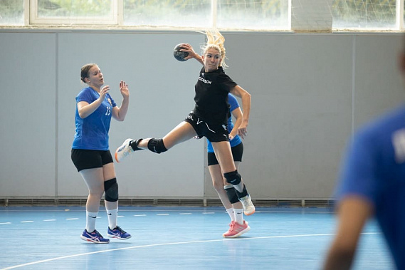 Ворота «Ставрополья» атакует Владлена Бобровникова, забившая в игре 3 мяча.