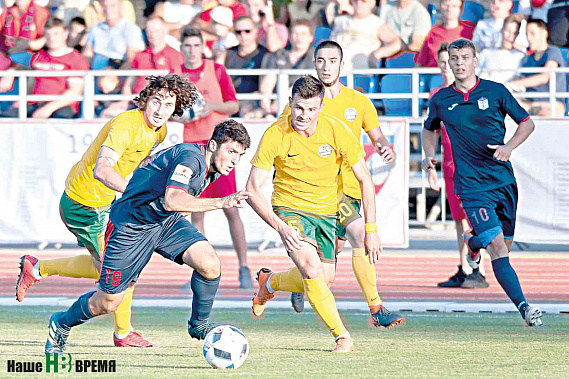 Армейцы (темная форма) атаковали, но проиграли…