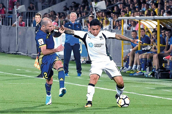 Борьбу за мяч ведет Тимофей Калачев (слева).