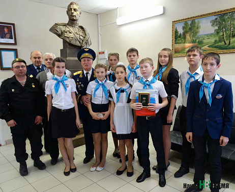 Награжденные – у бюста Покрышкина.