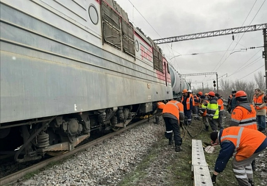 В Ростовской области случился сход колесных пар локомотива грузового поезда