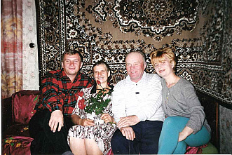 Владимир Бутенко с родителями и сестрой Валентиной.
