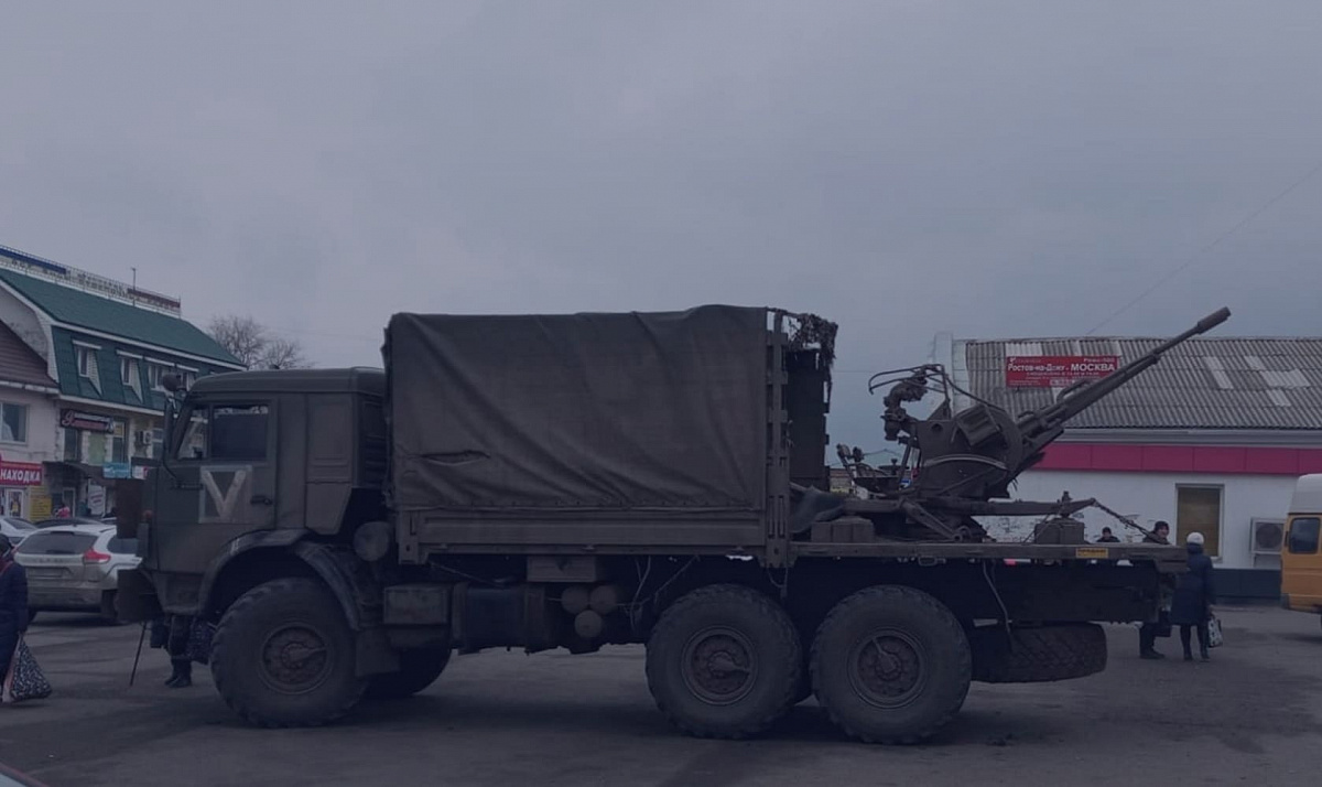 Фотография грузовика с орудием оказалась подлинной, а вот все месседжи, созданные на ее основе, признаны фейком