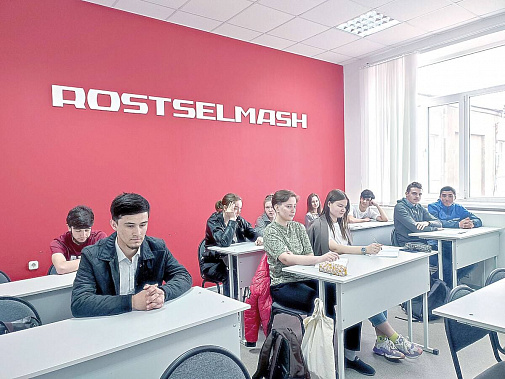В ДонГАУ на базе кафедры механизации уже несколько лет существует брендированная аудитория компании Ростсельмаш, где проходят занятия профильных специальностей.