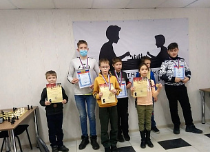 Клуб «Наставник» и «Наше время» провели рождественские шахматные турниры для детей