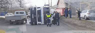 В Шахтах около вокзала опрокинулся бетоновоз