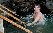 В Ростове крещенские купания проходили под дождем