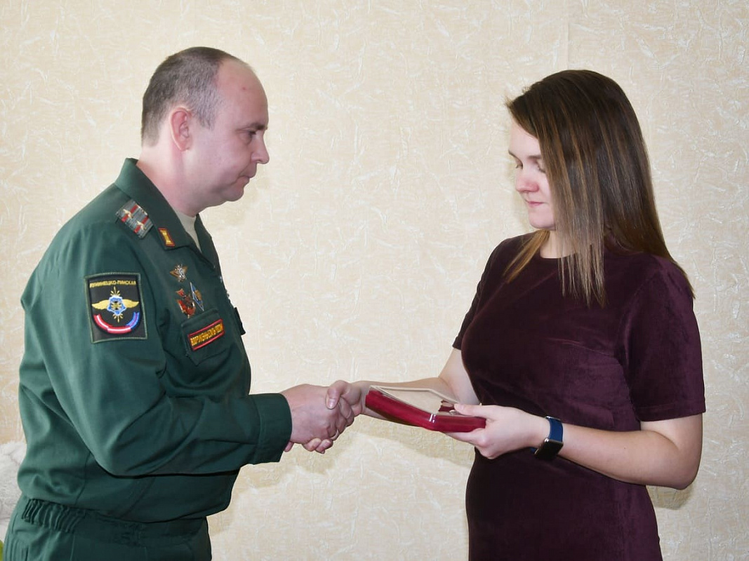 Орден Мужества вручили вдове старшего прапорщика Александра Готвиха - Анне.