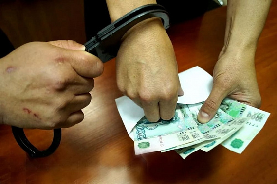 Таганрожца будут судить за попытку откупиться от обязательных работ
