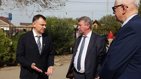 Во время недавнего визита Ю. Слюсаря в Батайск. Судя по всему, разговор в Р. Волошиным (в центре) на обмен любезностями не походит... Источник фото: правительство Ростовской области.