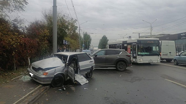 В Ростове, на Вавилова, в ДТП пострадали водитель и пассажиры легковушки
