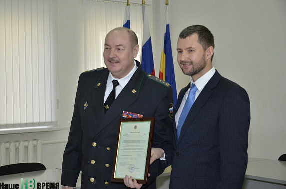 Пристав № 1 Ростовской области Юрий Рыбакин (слева) вручает удостоверения.
