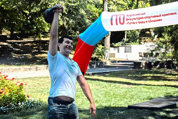 Нормы ГТО сдает заместитель министра Ростовской области по физкультуре и спорту Виталий Криводуд.