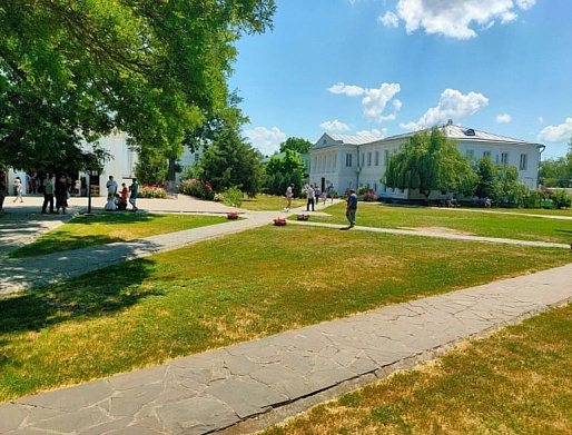 ДВОРЦЫ ДОНА